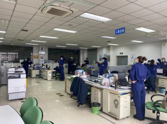 ��ɫ�������M(j��n)���